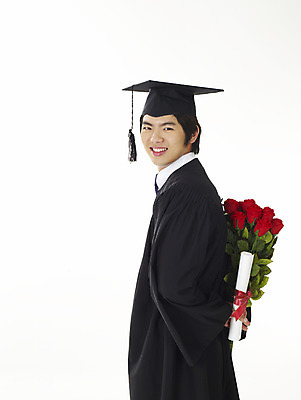 포토 JPG 스튜디오촬영 학생 교육 남자 꽃 남학생 꽃다발 학사모 졸업 부분 청소년 고등학생 선물 한명 누끼 사람 이벤트 상반신 10대 장미 스쿨라이프 한국인 축하 졸업가운 졸업장 남자만 남자한명만 십대만 십대남자만 십대남자한명만 국내포토 식물 모자_잡화 1 라이프스타일 컨셉 학교 실내 동양인 가운 파일형식