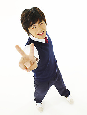 포토 JPG 스튜디오촬영 전신 학생 교육 남자 교복 남학생 포즈 청소년 고등학생 한명 서기 미소 웃음 누끼 사람 손짓 10대 하이앵글 스쿨라이프 한국인 브이 남자만 남자한명만 십대만 십대남자만 십대남자한명만 국내포토 1 라이프스타일 옷 뷰포인트 학교 모션 실내 표정 동양인 파일형식