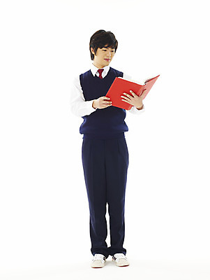 포토 JPG 스튜디오촬영 전신 학생 교육 남자 교복 남학생 청소년 고등학생 한명 서기 미소 웃음 누끼 사람 10대 책 스쿨라이프 한국인 교과서 참고서 남자만 남자한명만 십대만 십대남자만 십대남자한명만 국내포토 1 라이프스타일 옷 학교 모션 교재 실내 표정 동양인 파일형식