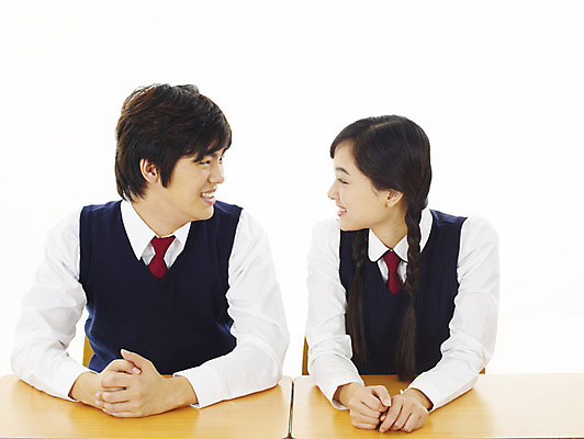 포토 JPG 스튜디오촬영 학생 여학생 여자 교육 남자 남학생 부분 청소년 고등학생 누끼 사람 상반신 두명 10대 친구 스쿨라이프 한국인 책상 십대만 국내포토 라이프스타일 가구 학교 관계 실내 동양인 파일형식
