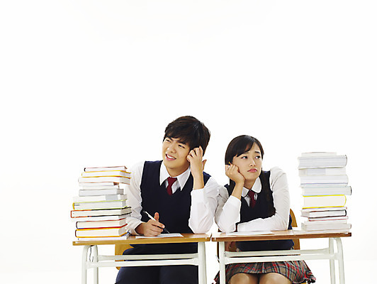 포토 JPG 스튜디오촬영 학생 여학생 여자 교육 남자 교복 남학생 부분 청소년 고등학생 사람 상반신 두명 10대 친구 스쿨라이프 한국인 책상 열공 십대만 국내포토 라이프스타일 옷 가구 학교 관계 실내 동양인 학습 파일형식