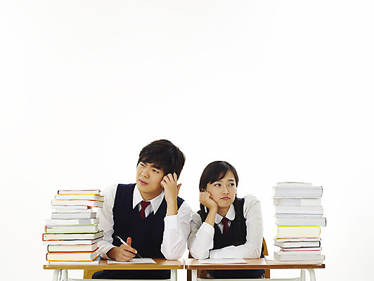 포토 JPG 스튜디오촬영 학생 여학생 여자 교육 남자 교복 남학생 부분 청소년 고등학생 사람 상반신 두명 10대 친구 스쿨라이프 한국인 책상 열공 십대만 국내포토 라이프스타일 옷 가구 학교 관계 실내 동양인 학습 파일형식