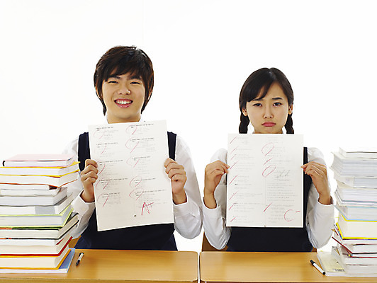 포토 JPG 스튜디오촬영 학생 여학생 여자 교육 남자 교복 남학생 부분 청소년 고등학생 사람 상반신 두명 10대 친구 스쿨라이프 경쟁 한국인 라이벌 책상 성적 시험지 열공 십대만 국내포토 라이프스타일 옷 가구 컨셉 학교 관계 실내 동양인 학습 파일형식