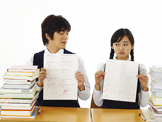 포토 JPG 스튜디오촬영 학생 여학생 여자 교육 남자 교복 남학생 부분 청소년 고등학생 사람 상반신 두명 10대 친구 스쿨라이프 경쟁 한국인 라이벌 책상 성적 시험지 열공 십대만 국내포토 라이프스타일 옷 가구 컨셉 학교 관계 실내 동양인 학습 파일형식