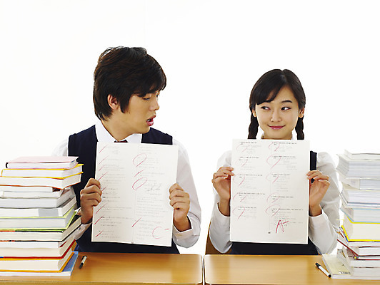 포토 JPG 스튜디오촬영 학생 여학생 여자 교육 남자 교복 남학생 부분 청소년 고등학생 사람 상반신 두명 10대 친구 스쿨라이프 경쟁 한국인 라이벌 책상 성적 시험지 열공 십대만 국내포토 라이프스타일 옷 가구 컨셉 학교 관계 실내 동양인 학습 파일형식