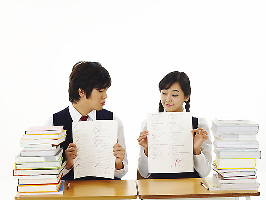 포토 JPG 스튜디오촬영 학생 여학생 여자 교육 남자 교복 남학생 부분 청소년 고등학생 사람 상반신 두명 10대 친구 스쿨라이프 경쟁 한국인 라이벌 책상 성적 시험지 열공 십대만 국내포토 라이프스타일 옷 가구 컨셉 학교 관계 실내 동양인 학습 파일형식