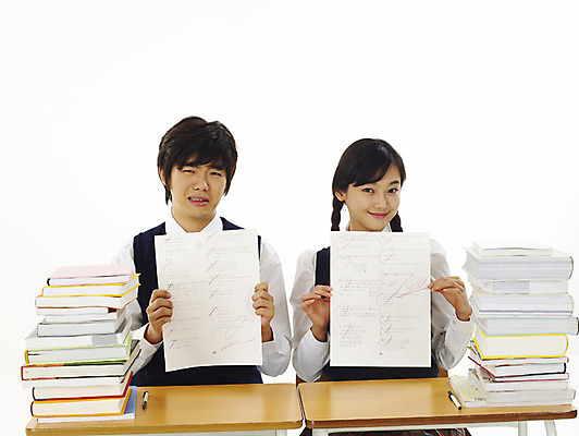 포토 JPG 스튜디오촬영 학생 여학생 여자 교육 남자 교복 남학생 부분 청소년 고등학생 사람 상반신 두명 10대 친구 스쿨라이프 경쟁 한국인 라이벌 책상 성적 시험지 열공 십대만 국내포토 라이프스타일 옷 가구 컨셉 학교 관계 실내 동양인 학습 파일형식