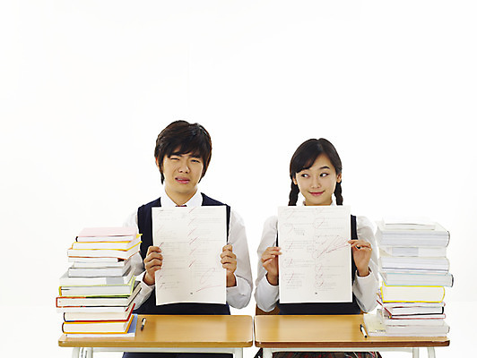 포토 JPG 스튜디오촬영 학생 여학생 여자 교육 남자 교복 남학생 부분 청소년 고등학생 사람 상반신 두명 10대 친구 스쿨라이프 경쟁 한국인 라이벌 책상 성적 시험지 열공 십대만 국내포토 라이프스타일 옷 가구 컨셉 학교 관계 실내 동양인 학습 파일형식