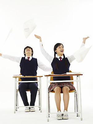 포토 JPG 스튜디오촬영 전신 학생 여학생 여자 교육 남자 교복 남학생 청소년 고등학생 사람 두명 10대 친구 스쿨라이프 한국인 책상 시험지 십대만 국내포토 라이프스타일 옷 가구 학교 관계 실내 동양인 파일형식