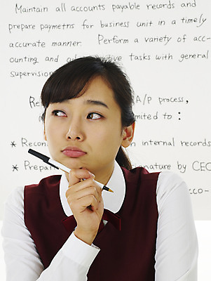 포토 JPG 스튜디오촬영 학생 영어 여학생 여자 교육 교복 부분 청소년 고등학생 영어교육 한명 사람 상반신 10대 볼펜 스쿨라이프 한국인 책상 화이트보드 어학 여자만 여자한명만 십대만 십대여자만 십대여자한명만 국내포토 문자 1 라이프스타일 옷 가구 학교 실내 동양인 펜 파일형식