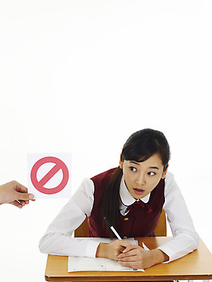 포토 JPG 스튜디오촬영 학생 기호 여학생 여자 교육 교복 부분 청소년 고등학생 한명 사람 상반신 10대 스쿨라이프 한국인 금지 심볼 책상 부정적 컨닝 여자만 여자한명만 십대만 십대여자만 십대여자한명만 국내포토 문자 1 라이프스타일 옷 감정 가구 학교 실내 동양인 파일형식