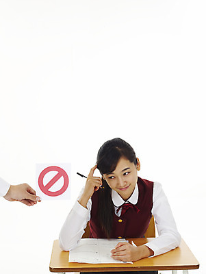 포토 JPG 스튜디오촬영 학생 기호 여학생 여자 교육 교복 부분 청소년 고등학생 한명 사람 상반신 10대 스쿨라이프 한국인 금지 심볼 책상 부정적 컨닝 여자만 여자한명만 십대만 십대여자만 십대여자한명만 국내포토 문자 1 라이프스타일 옷 감정 가구 학교 실내 동양인 파일형식