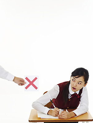 포토 JPG 스튜디오촬영 학생 여학생 여자 교육 교복 부분 청소년 고등학생 한명 사람 상반신 10대 스쿨라이프 한국인 금지 책상 부정적 오답 컨닝 여자만 여자한명만 십대만 십대여자만 십대여자한명만 국내포토 1 라이프스타일 옷 감정 가구 학교 실내 동양인 파일형식