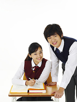 포토 JPG 스튜디오촬영 학생 여학생 여자 교육 남자 교복 남학생 부분 청소년 고등학생 사람 상반신 두명 10대 친구 스쿨라이프 우정 한국인 책상 십대만 국내포토 라이프스타일 옷 가구 학교 관계 실내 동양인 파일형식