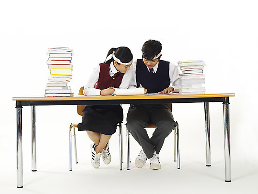 포토 JPG 스튜디오촬영 전신 학생 여학생 여자 교육 남자 교복 남학생 청소년 고등학생 사람 두명 10대 책 친구 스쿨라이프 한국인 머리띠 책상 열공 십대만 국내포토 라이프스타일 옷 가구 장신구 학교 관계 실내 동양인 학습 파일형식