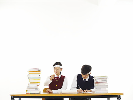 포토 JPG 스튜디오촬영 학생 여학생 여자 교육 남자 교복 남학생 부분 청소년 고등학생 사람 상반신 두명 10대 책 친구 스쿨라이프 한국인 머리띠 책상 열공 십대만 국내포토 라이프스타일 옷 가구 장신구 학교 관계 실내 동양인 학습 파일형식