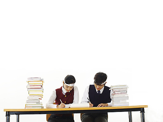 포토 JPG 스튜디오촬영 학생 여학생 여자 교육 남자 교복 남학생 부분 청소년 고등학생 사람 상반신 두명 10대 책 친구 스쿨라이프 한국인 머리띠 책상 열공 십대만 국내포토 라이프스타일 옷 가구 장신구 학교 관계 실내 동양인 학습 파일형식