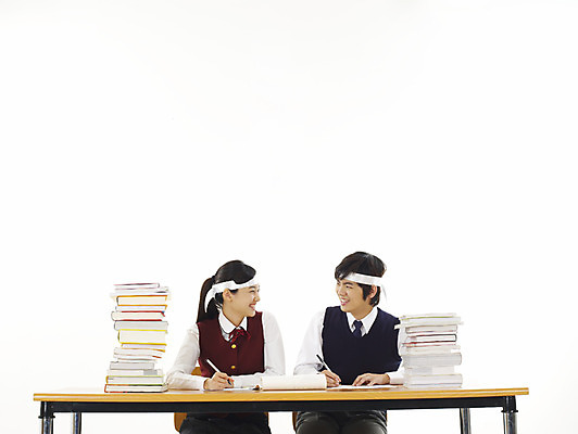 포토 JPG 스튜디오촬영 학생 여학생 여자 교육 남자 교복 남학생 부분 청소년 고등학생 사람 상반신 두명 10대 책 친구 스쿨라이프 한국인 머리띠 책상 열공 십대만 국내포토 라이프스타일 옷 가구 장신구 학교 관계 실내 동양인 학습 파일형식