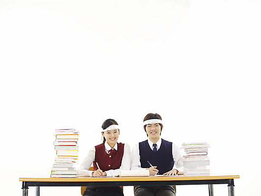 포토 JPG 스튜디오촬영 학생 여학생 여자 교육 남자 교복 남학생 부분 청소년 고등학생 사람 상반신 두명 10대 책 친구 스쿨라이프 한국인 머리띠 책상 열공 십대만 국내포토 라이프스타일 옷 가구 장신구 학교 관계 실내 동양인 학습 파일형식