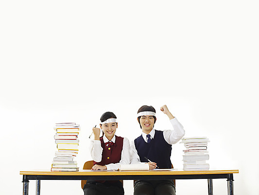 포토 JPG 스튜디오촬영 학생 여학생 여자 교육 남자 교복 남학생 부분 청소년 고등학생 사람 손짓 상반신 두명 10대 책 친구 스쿨라이프 파이팅 한국인 머리띠 책상 격려 열공 십대만 국내포토 라이프스타일 옷 감정 가구 장신구 학교 관계 모션 실내 동양인 학습 파일형식