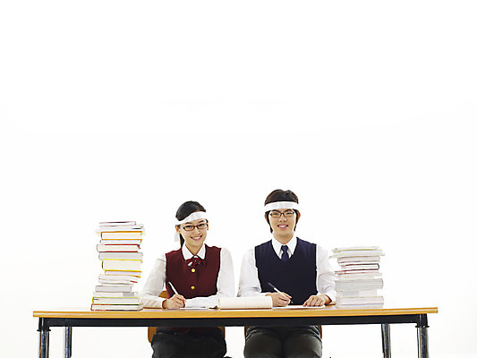 포토 JPG 스튜디오촬영 학생 여학생 여자 교육 남자 교복 남학생 부분 청소년 고등학생 사람 상반신 두명 10대 책 친구 스쿨라이프 한국인 머리띠 책상 열공 십대만 국내포토 라이프스타일 옷 가구 장신구 학교 관계 실내 동양인 학습 파일형식