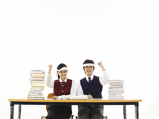포토 JPG 스튜디오촬영 학생 여학생 여자 교육 남자 교복 남학생 부분 청소년 고등학생 사람 손짓 상반신 두명 10대 책 친구 스쿨라이프 파이팅 한국인 머리띠 책상 격려 열공 십대만 국내포토 라이프스타일 옷 감정 가구 장신구 학교 관계 모션 실내 동양인 학습 파일형식