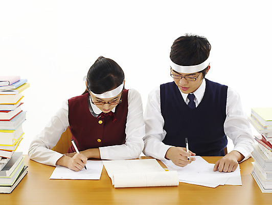 포토 JPG 스튜디오촬영 학생 여학생 여자 교육 남자 교복 남학생 부분 청소년 고등학생 사람 상반신 두명 10대 책 친구 스쿨라이프 한국인 머리띠 책상 열공 십대만 국내포토 라이프스타일 옷 가구 장신구 학교 관계 실내 동양인 학습 파일형식