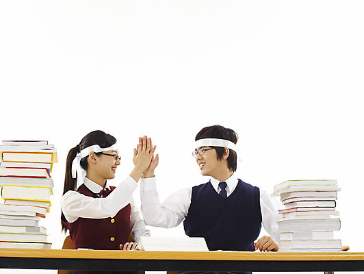 포토 JPG 스튜디오촬영 학생 여학생 여자 교육 남자 교복 남학생 부분 청소년 고등학생 사람 상반신 두명 10대 책 친구 스쿨라이프 파이팅 한국인 머리띠 책상 격려 하이파이브 열공 십대만 국내포토 라이프스타일 옷 감정 가구 장신구 학교 관계 모션 실내 동양인 손짓 학습 파일형식