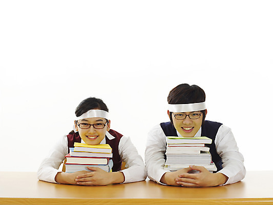 포토 JPG 스튜디오촬영 학생 여학생 여자 교육 남자 교복 남학생 부분 청소년 고등학생 사람 상반신 두명 10대 책 친구 스쿨라이프 한국인 머리띠 책상 열공 십대만 국내포토 라이프스타일 옷 가구 장신구 학교 관계 실내 동양인 학습 파일형식