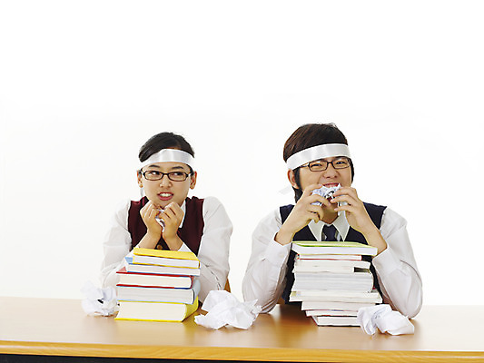 포토 JPG 스튜디오촬영 학생 여학생 여자 교육 남자 교복 남학생 부분 청소년 고등학생 사람 상반신 두명 10대 책 친구 스쿨라이프 한국인 머리띠 책상 열공 십대만 국내포토 라이프스타일 옷 가구 장신구 학교 관계 실내 동양인 학습 파일형식