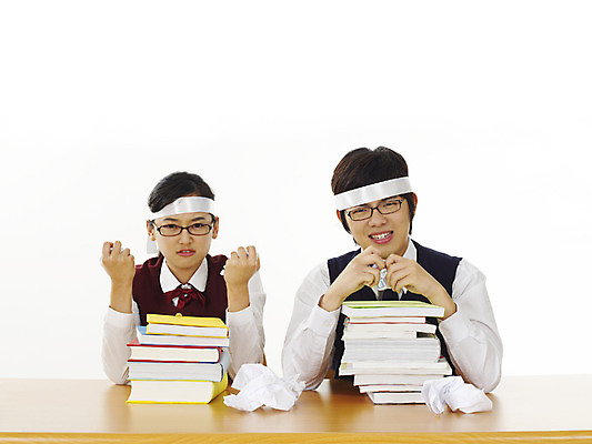 포토 JPG 스튜디오촬영 학생 여학생 여자 교육 남자 교복 남학생 부분 청소년 고등학생 사람 상반신 두명 10대 책 친구 스쿨라이프 한국인 머리띠 책상 열공 십대만 국내포토 라이프스타일 옷 가구 장신구 학교 관계 실내 동양인 학습 파일형식