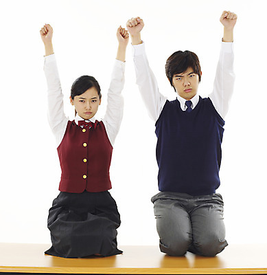 포토 JPG 스튜디오촬영 전신 학생 여학생 여자 교육 남자 교복 남학생 청소년 고등학생 누끼 사람 두명 10대 친구 스쿨라이프 한국인 체벌 책상 십대만 국내포토 라이프스타일 옷 가구 학교 관계 실내 동양인 파일형식