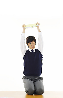 포토 JPG 스튜디오촬영 전신 학생 교육 남자 교복 남학생 청소년 고등학생 한명 누끼 사람 10대 책 스쿨라이프 한국인 금지 체벌 책상 남자만 남자한명만 십대만 십대남자만 십대남자한명만 국내포토 1 라이프스타일 옷 가구 학교 실내 동양인 파일형식