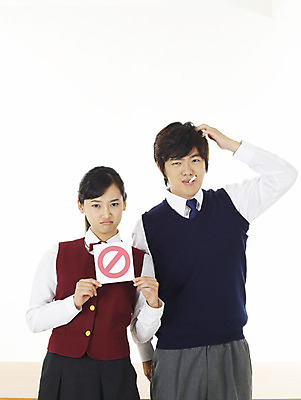 포토 JPG 스튜디오촬영 학생 여학생 여자 교육 남자 교복 남학생 부분 청소년 고등학생 흡연 담배 누끼 사람 상반신 두명 10대 친구 스쿨라이프 한국인 금지 금연 십대만 국내포토 라이프스타일 옷 캠페인 학교 관계 실내 동양인 사회이슈 파일형식