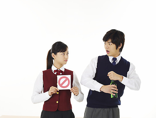 포토 JPG 스튜디오촬영 학생 여학생 여자 교육 남자 교복 남학생 부분 청소년 고등학생 누끼 사람 상반신 두명 10대 친구 스쿨라이프 한국인 금지 알코올 심볼 음주 소주 소주병 금주 십대만 국내포토 라이프스타일 옷 학교 관계 술병 주류 실내 동양인 파일형식