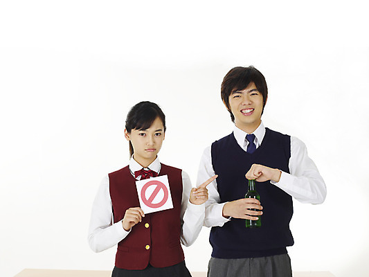 포토 JPG 스튜디오촬영 학생 여학생 여자 교육 남자 교복 남학생 부분 청소년 고등학생 누끼 사람 상반신 두명 10대 친구 스쿨라이프 한국인 금지 알코올 심볼 음주 소주 소주병 금주 십대만 국내포토 라이프스타일 옷 학교 관계 술병 주류 실내 동양인 파일형식