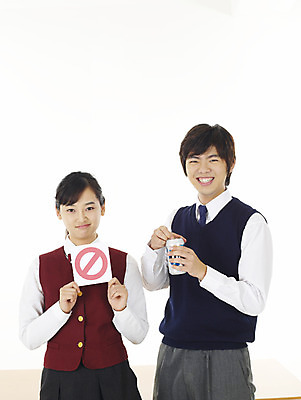 포토 JPG 스튜디오촬영 학생 여학생 여자 교육 남자 교복 남학생 부분 청소년 고등학생 맥주 누끼 사람 상반신 두명 10대 친구 스쿨라이프 한국인 금지 알코올 심볼 음주 캔맥주 금주 십대만 국내포토 라이프스타일 옷 학교 관계 주류 실내 동양인 캔 파일형식