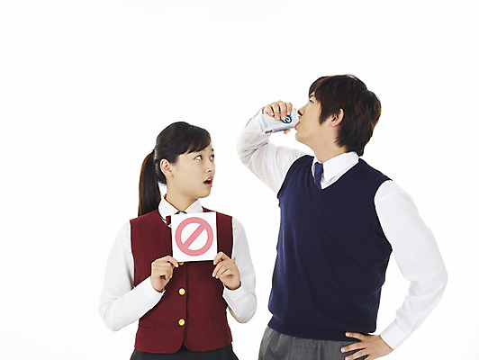 포토 JPG 스튜디오촬영 학생 여학생 여자 교육 남자 교복 남학생 부분 청소년 고등학생 맥주 누끼 사람 상반신 두명 10대 친구 스쿨라이프 한국인 금지 알코올 심볼 음주 캔맥주 금주 십대만 국내포토 라이프스타일 옷 학교 관계 주류 실내 동양인 캔 파일형식