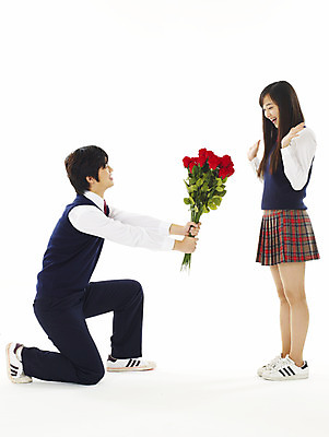 포토 JPG 스튜디오촬영 전신 학생 커플 여학생 여자 교육 남자 꽃 교복 남학생 꽃다발 포즈 프로포즈 청소년 고등학생 선물 사랑 누끼 사람 두명 10대 친구 장미 한국인 표현 관심 로즈데이 첫사랑 십대만 국내포토 식물 옷 감정 관계 데이이벤트 실내 동양인 파일형식