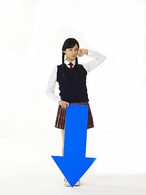 포토 JPG 스튜디오촬영 전신 학생 여학생 여자 교육 교복 화살표 청소년 고등학생 한명 서기 누끼 사람 10대 스쿨라이프 한국인 슬픔 찡그림 하락 방향 성적 부정적 여자만 여자한명만 십대만 십대여자만 십대여자한명만 국내포토 1 라이프스타일 옷 감정 컨셉 학교 모션 실내 표정 동양인 파일형식