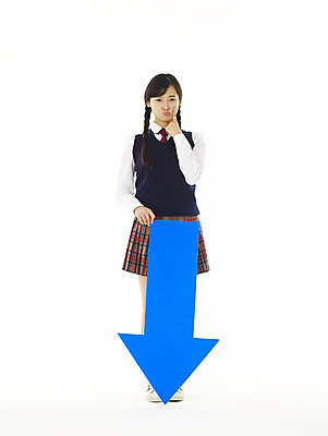 포토 JPG 스튜디오촬영 전신 학생 여학생 여자 교육 교복 화살표 청소년 고등학생 한명 서기 누끼 사람 10대 스쿨라이프 한국인 슬픔 찡그림 하락 방향 성적 부정적 여자만 여자한명만 십대만 십대여자만 십대여자한명만 국내포토 1 라이프스타일 옷 감정 컨셉 학교 모션 실내 표정 동양인 파일형식