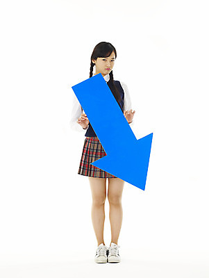 포토 JPG 스튜디오촬영 전신 학생 여학생 여자 교육 교복 화살표 청소년 고등학생 한명 서기 누끼 사람 10대 스쿨라이프 한국인 슬픔 찡그림 하락 방향 성적 부정적 여자만 여자한명만 십대만 십대여자만 십대여자한명만 국내포토 1 라이프스타일 옷 감정 컨셉 학교 모션 실내 표정 동양인 파일형식