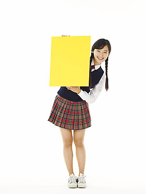 포토 JPG 스튜디오촬영 전신 학생 여학생 여자 교육 교복 청소년 고등학생 안내 알림판 한명 서기 미소 웃음 누끼 사람 10대 스쿨라이프 한국인 알림 여자만 여자한명만 십대만 십대여자만 십대여자한명만 소식_알림 국내포토 1 라이프스타일 옷 컨셉 학교 모션 실내 표정 동양인 파일형식