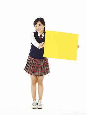 포토 JPG 스튜디오촬영 전신 학생 여학생 여자 교육 교복 청소년 고등학생 안내 알림판 한명 서기 미소 웃음 누끼 사람 10대 스쿨라이프 한국인 알림 여자만 여자한명만 십대만 십대여자만 십대여자한명만 소식_알림 국내포토 1 라이프스타일 옷 컨셉 학교 모션 실내 표정 동양인 파일형식