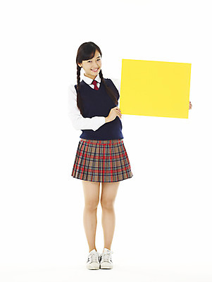 포토 JPG 스튜디오촬영 전신 학생 여학생 여자 교육 교복 청소년 고등학생 안내 알림판 한명 서기 미소 웃음 누끼 사람 10대 스쿨라이프 한국인 알림 여자만 여자한명만 십대만 십대여자만 십대여자한명만 소식_알림 국내포토 1 라이프스타일 옷 컨셉 학교 모션 실내 표정 동양인 파일형식