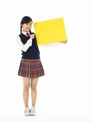 포토 JPG 스튜디오촬영 전신 학생 여학생 여자 교육 교복 청소년 고등학생 안내 알림판 한명 서기 미소 웃음 누끼 사람 10대 스쿨라이프 한국인 알림 여자만 여자한명만 십대만 십대여자만 십대여자한명만 소식_알림 국내포토 1 라이프스타일 옷 컨셉 학교 모션 실내 표정 동양인 파일형식