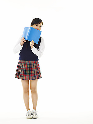 포토 JPG 스튜디오촬영 전신 학생 여학생 여자 교육 교복 청소년 고등학생 한명 서기 미소 웃음 누끼 사람 10대 간행물 책 스쿨라이프 공책 한국인 교과서 참고서 여자만 여자한명만 십대만 십대여자만 십대여자한명만 국내포토 1 라이프스타일 옷 학교 모션 문구용품 교재 실내 표정 동양인 파일형식