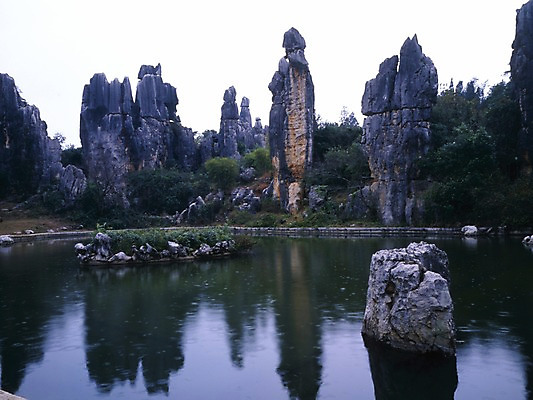 포토 JPG 주간 나무 해외풍경 해외 아시아 호수 외국문화 산 중국문화 풍경 사람없음 야외 가로 관광지 강 계곡 중국 돌_바위 바위 기암괴석 국내포토 자연요소 식물 동양문화 나라 문화 여행 바위_돌 파일형식