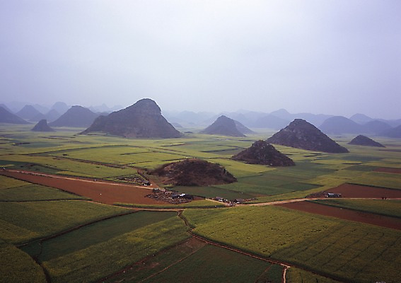 포토 JPG 주간 해외풍경 해외 아시아 길 외국문화 밭 산 중국문화 풍경 사람없음 야외 가로 관광지 마을 중국 화산 순상화산 평야 국내포토 자연요소 동양문화 나라 문화 여행 농업 자연 파일형식