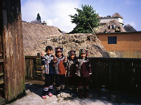 포토 JPG 주간 외국인 나무 해외풍경 해외 여자 아시아 어린이 외국문화 중국문화 주택 사람 동양인 소녀 소년 여러명 야외 건물 가로 관광지 중국 볏짚 전통의상 어린이만 국내포토 자연요소 식물 동양문화 전통 건축물 남자 나라 문화 여행 다수 인종 풍경 짚 파일형식